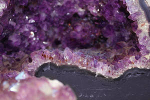 Amethyst Geode Edge Wallpaper