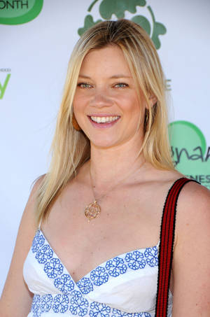 Amy Smart Actress Smiling Wallpaper