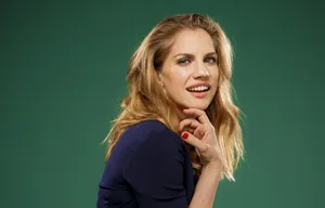 Anna Chlumsky Smiling Elegantly In A White Dress Wallpaper