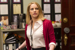 Anna Chlumsky Striking A Pose On The Red Carpet Wallpaper