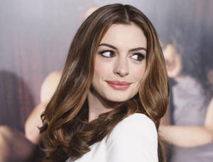 Anne Hathaway Looking Refreshed In Her Makeup Wallpaper