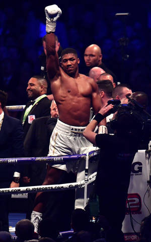 Anthony Joshua Raised Right Hand Wallpaper