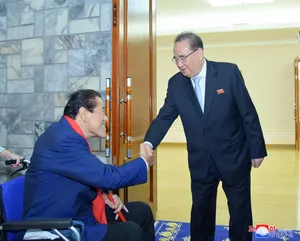 Antonio Inoki Instigating Profound Dialogue With A North Korean Official Wallpaper