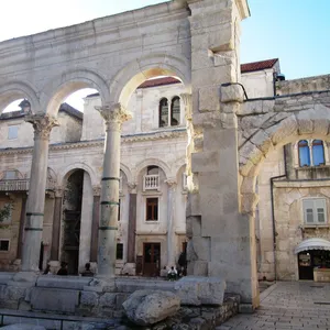 Arches In The Diocletians Palace Wallpaper