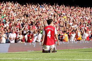 Arsenal Fc Cesc Fàbregas Kneeling Wallpaper