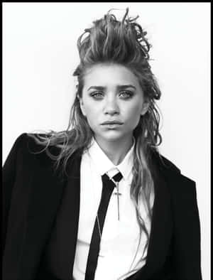 Ashley Olsen Radiating Elegance In Black And White Wallpaper