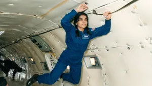 Astronaut_in_ Zero_ Gravity Wallpaper