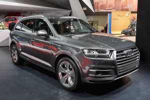 Audi Q7 Ii Showroom Wallpaper