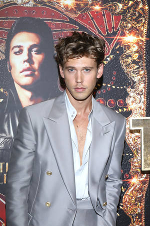 Austin Butler Looking Dapper In A Gray Suit Wallpaper