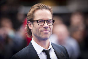 Australian Actor Guy Pearce Radiating Confidence Wallpaper