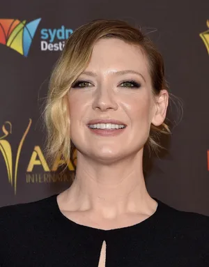 Australian Actress Anna Torv Glowing In An Elegant Portrait Wallpaper