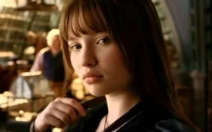 Australian Actress Emily Browning As Violet Baudelaire In 2004 Wallpaper