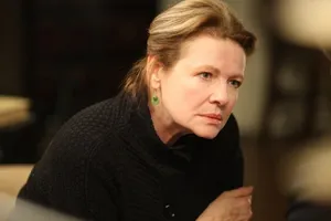 Award-winning American Actress Dianne Wiest In Her Role As Dr. Gina Toll. Wallpaper
