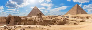 Awe-inspiring View Of The Great Sphinx And Majestic Pyramids Of Giza Wallpaper