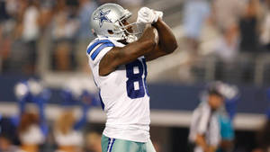 Awesome Dallas Cowboys Player With Arms Crossed Wallpaper