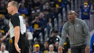 Basketball Coach Disputing Referee Call Wallpaper