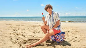 Beachside_ Smiles_with_ Ice_ Pop Wallpaper