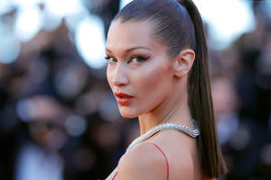 Bella Hadid Cat-eye Look Wallpaper