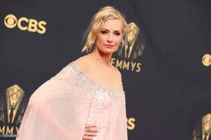 Beth Behrs Emmys Red Carpet Wallpaper