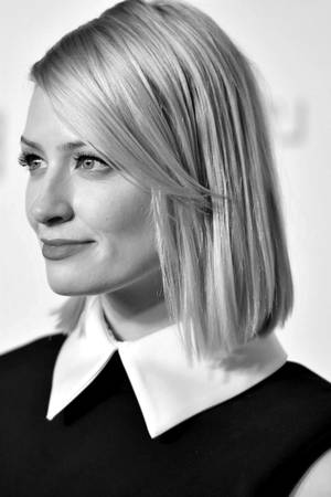 Beth Behrs Greyscale Wallpaper