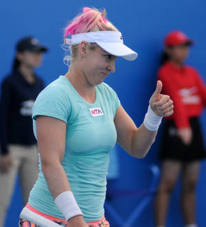 Bethanie Mattek-sands Giving A Thumbs Up Wallpaper