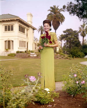 Betty White Roses Parade Host Wallpaper