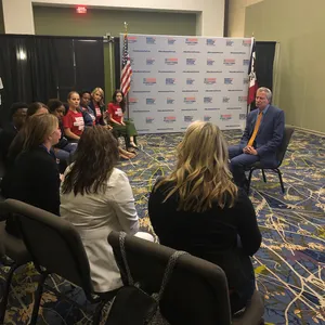 Bill De Blasio Meeting With Women Wallpaper