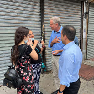 Bill De Blasio With Teenage Supporters Wallpaper