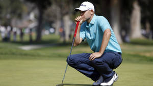 Bill Haas Analyzing His Next Shot Wallpaper