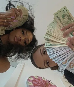 Black Baddie With Money Wallpaper