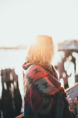 Blonde Mujer Soltera During Sunset Wallpaper