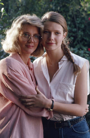 Blythe Danner Hugging Her Daughter Wallpaper