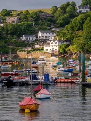 Boat Below Bay View Houses Wallpaper