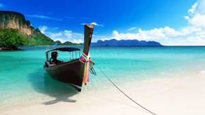 Boat On Pattaya Beach Shore Wallpaper