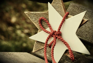 Bring In The Christmas Cheer With This Festive Golden Star. Wallpaper