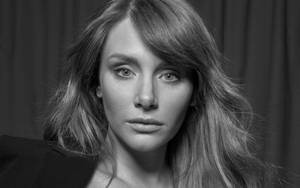 Bryce Dallas Howard Black And White Wallpaper