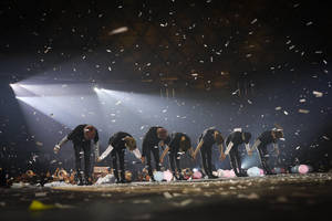 Bts Desktop Bowing In Concert Wallpaper