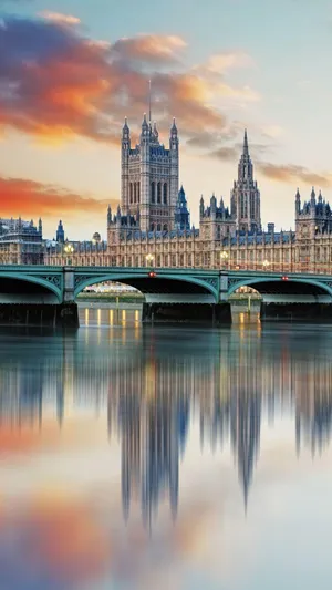 Buckingham Palace River Phone Wallpaper