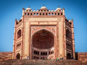 Buland Darwaza In Fatehpur Sikri On A Sunny Day Wallpaper