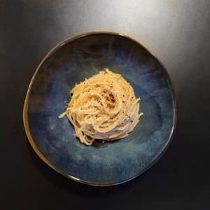 Cacio E Pepe On A Blue Plate Wallpaper