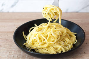 Cacio E Pepe On A Simple Black Plate Wallpaper