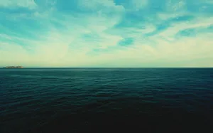 Calm Blue-green Sea Background Wallpaper