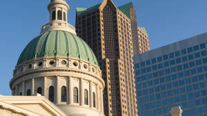 Caption: Awe-inspiring View Of The St. Louis Arch And Old Courthouse Wallpaper