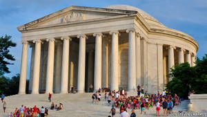 Caption: Buzzing Crowd At The Jefferson Memorial Wallpaper