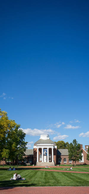 Caption: Majestic View Of Memorial Hall At University Of Delaware Wallpaper