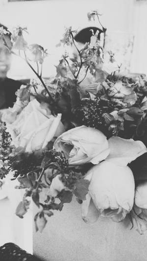 Caption: Monochrome Elegance - Black And White Iphone Bouquet Picture Wallpaper