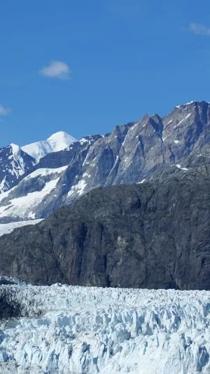 Captivating Mountain Vista In Glacier Bay National Park Wallpaper
