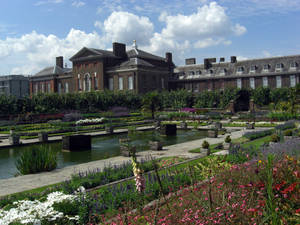 Captivating View Of Kensington Palace Garden Fountain Wallpaper