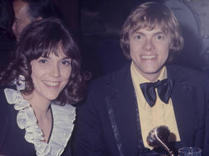 Carpenters Holding Grammy Trophy 1970 Wallpaper