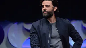 Casual And Stylish Oscar Isaac Wallpaper